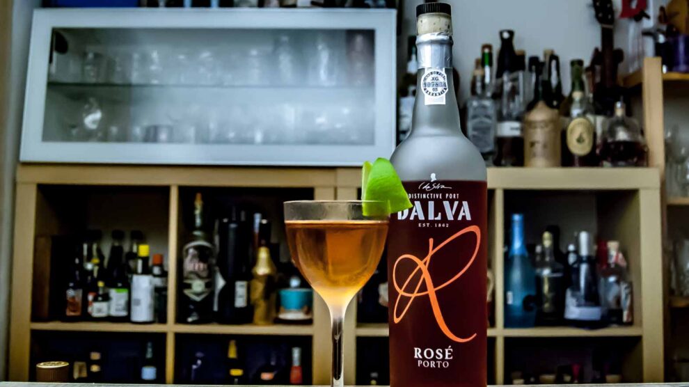 Dalva Rosé Port in unserem Drink für die Homebartender Challenge März, gemixt mit peruanischem Rum und Italicus.