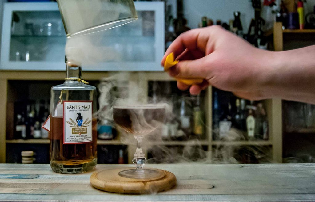 Säntis Malt Swiss Alpine Whiskey Himmelberg dans un cocktail fumé de Manhattan.