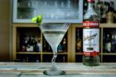 Ein Vodka Martini, garniert mit einer Limettenzeste, gemixt mit Stolichnaya Premium Vodka.