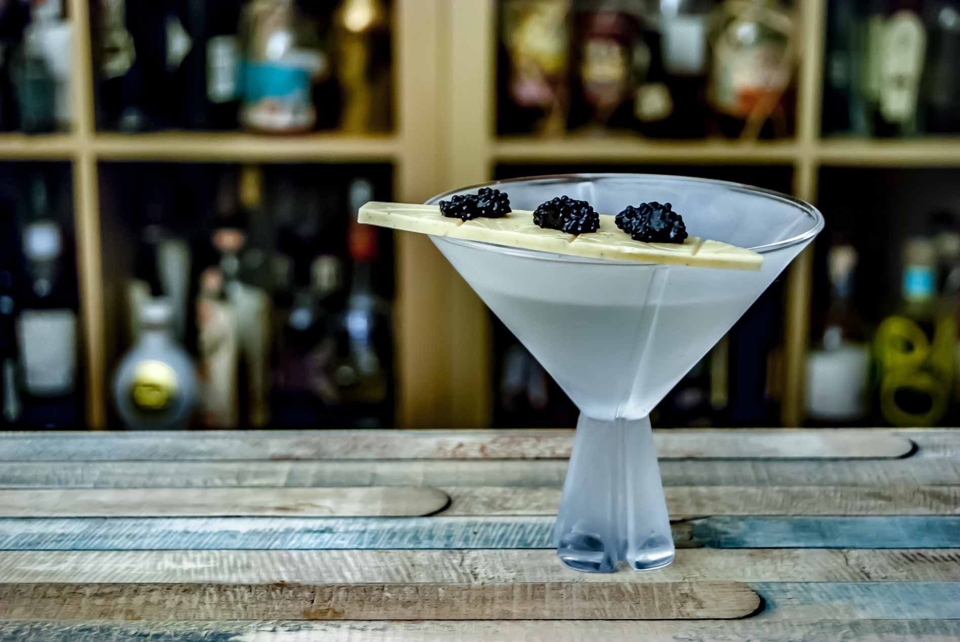 Ein Vodka Martini, garniert mit Kaviar auf weißer Schokolade. Klingt absurd, ist aber geschmacklich einfach nur Wahnsinn.