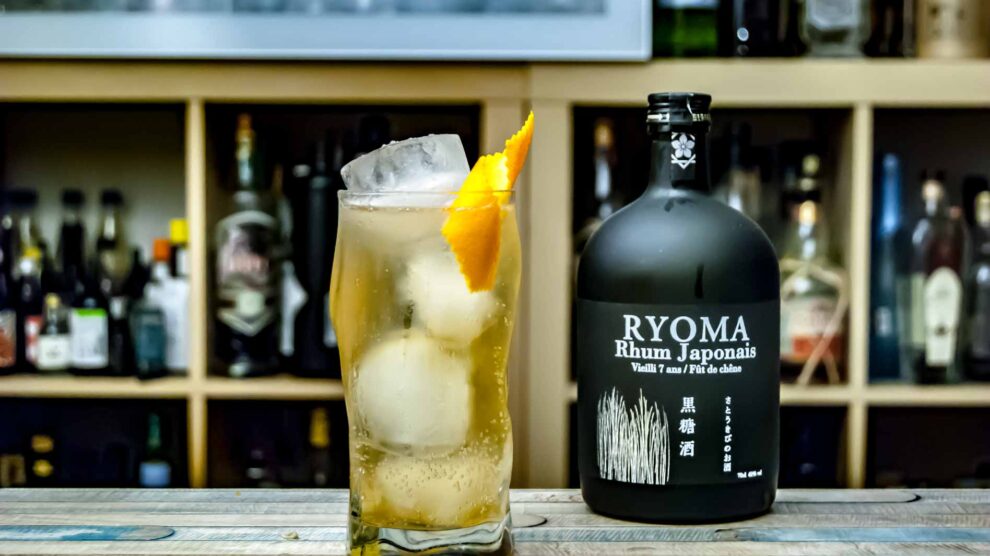 Ryoma Rhum Japanoise im Rum Highball mit Wasser und einem Schuss Zitrone.