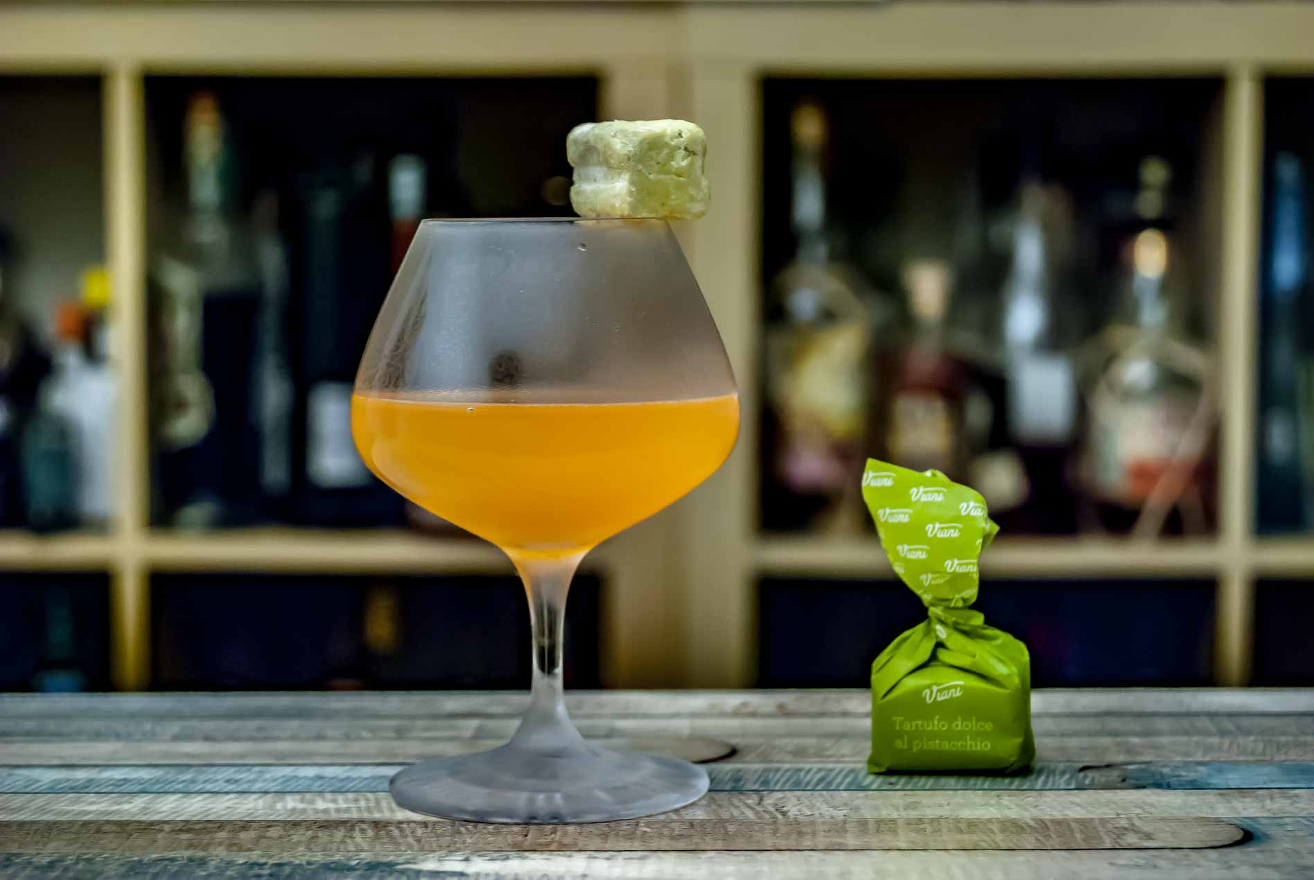 Der Actual Japanese Cocktail serviert mit einem Pistazien-Tartufo - weil's geschmacklich passt.