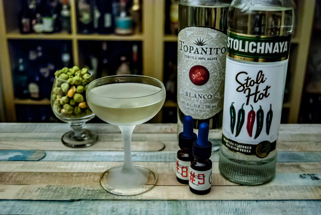 Stoli Hot in einem Mexican Hot Martini mit Topanito Tequila 50% und Dr. Sours Bitters.