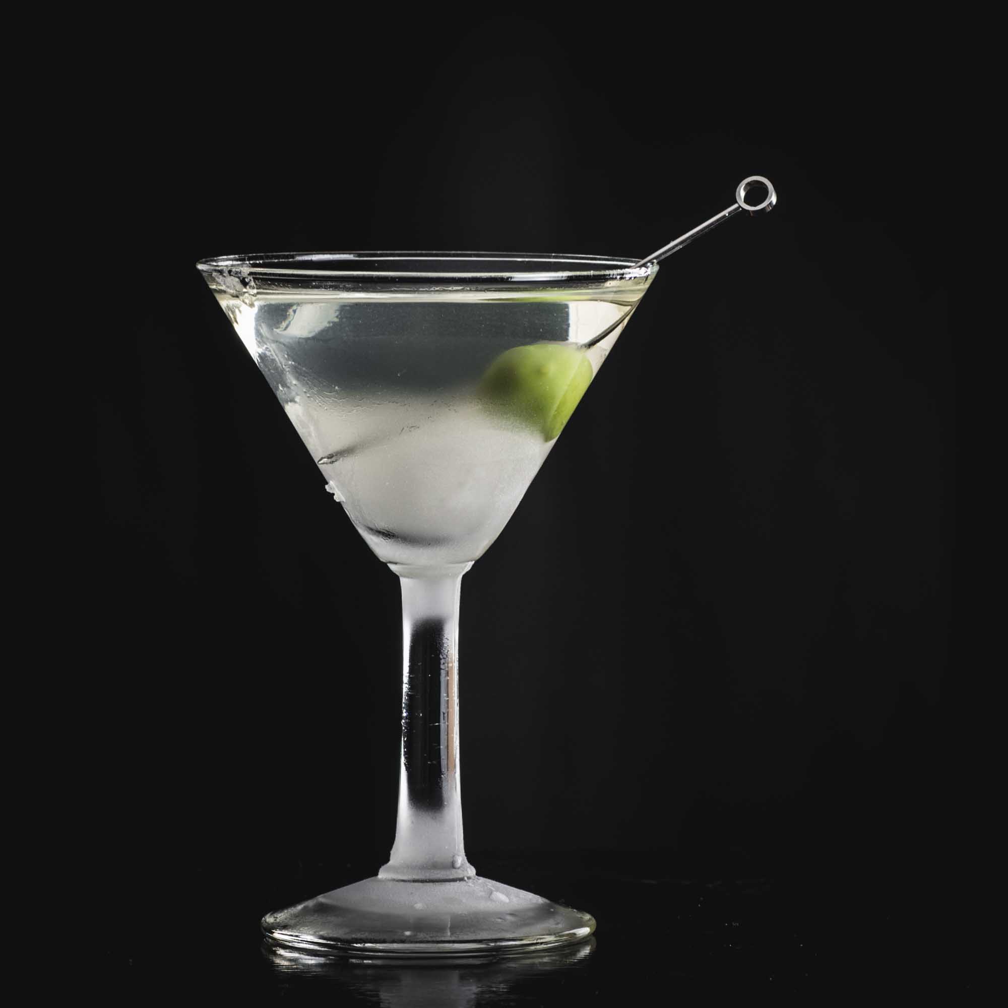 Un martini sec garni d'une seule olive.