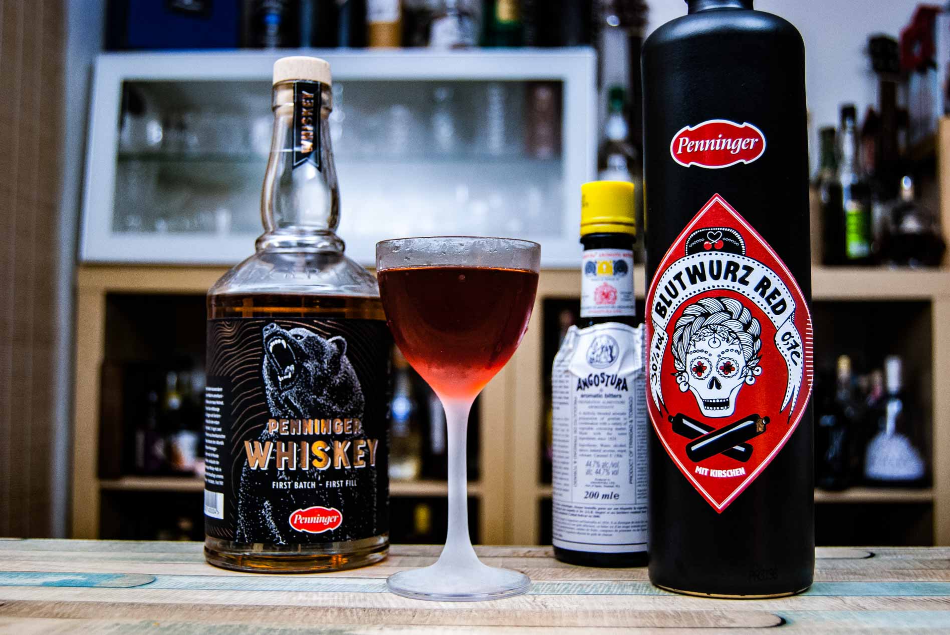 Penninger Whiskey dans un Manhattan bavarois avec Blutwurz Red: the Bear & Blood.