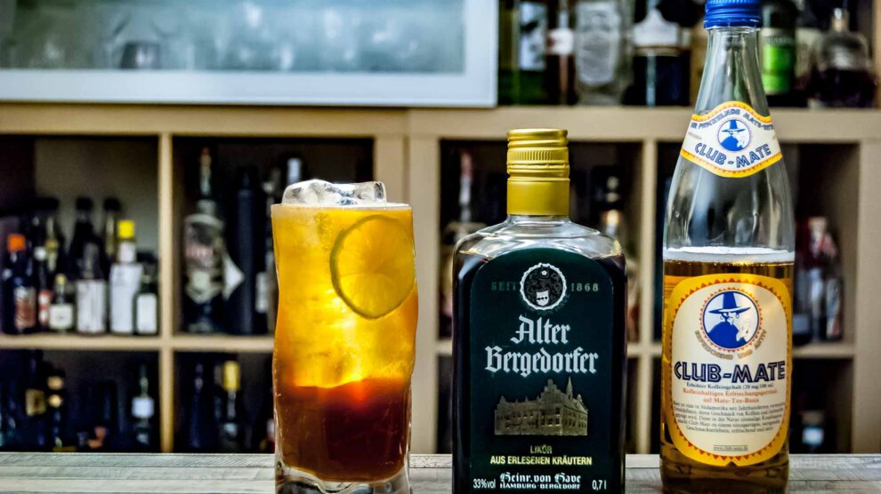 de Have Alter Bergedorfer en long drink avec Club Mate et citron vert.