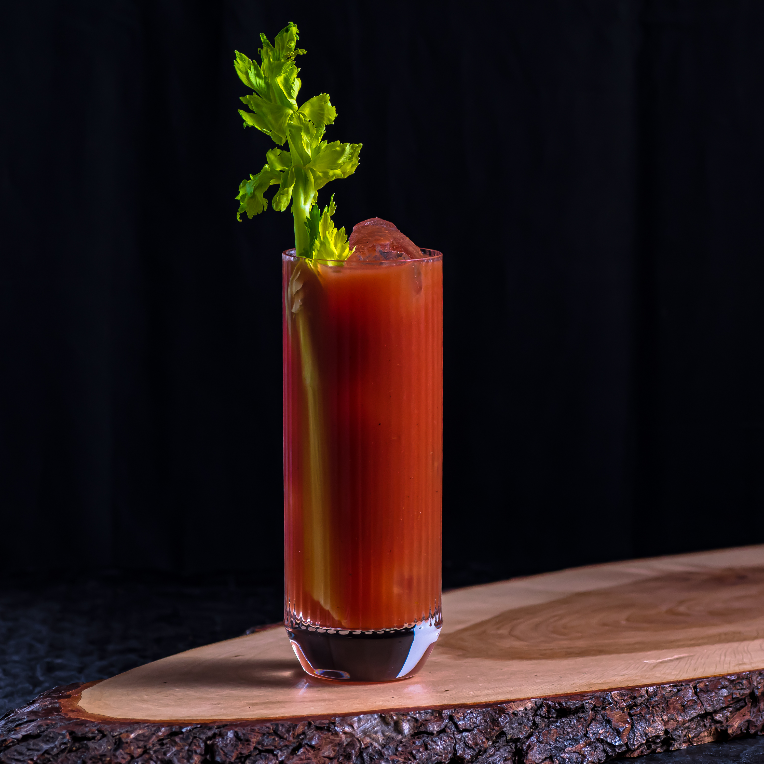 Eine klassische Bloody Mary, garniert mit einer Selleriestange.