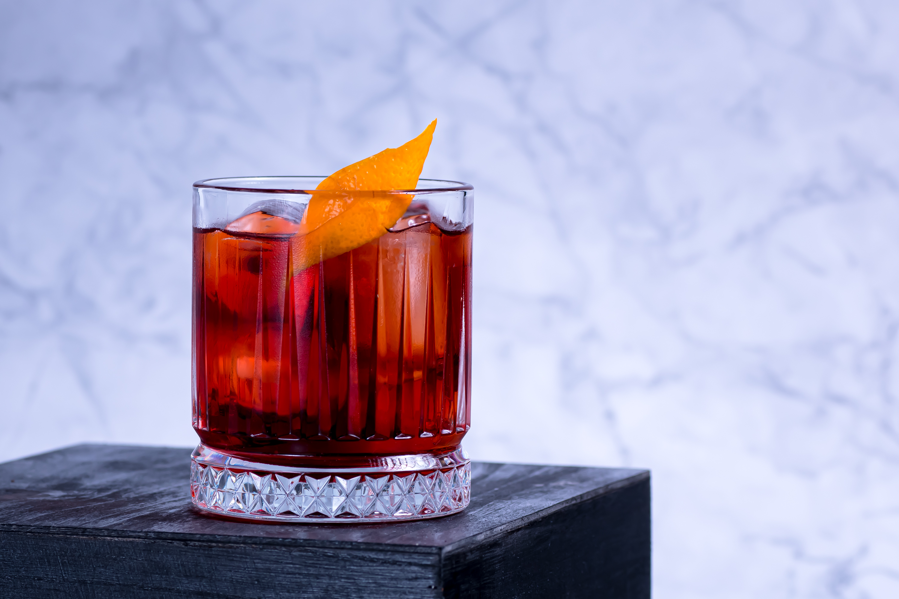 Ein klassischer Negroni Cocktail aus Gin, süßem Wermut und Campari.