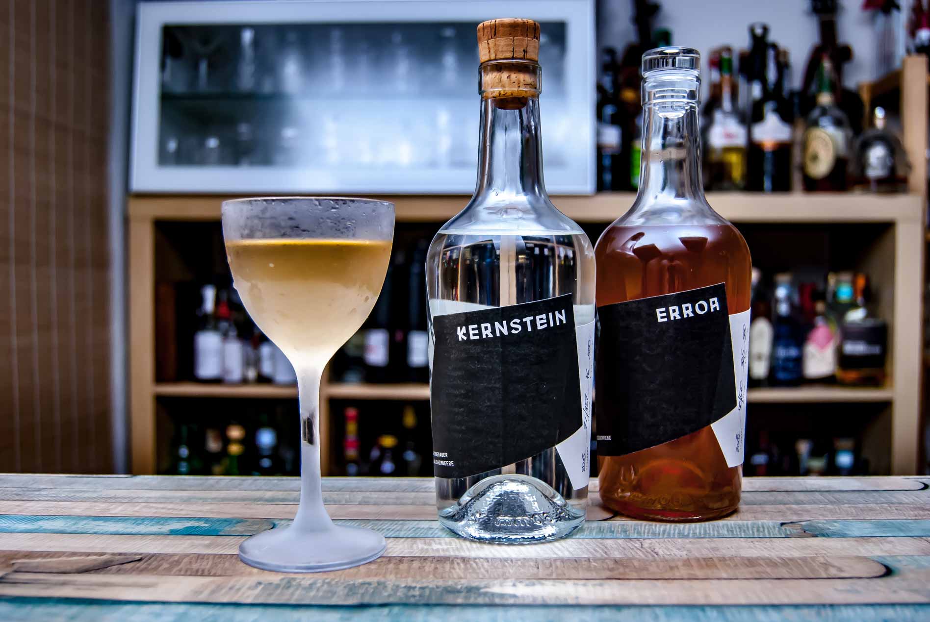 Kernstein s'appuie sur des schnaps vintage et des expériences folles - ce martini à l'esprit de framboise contient les deux.