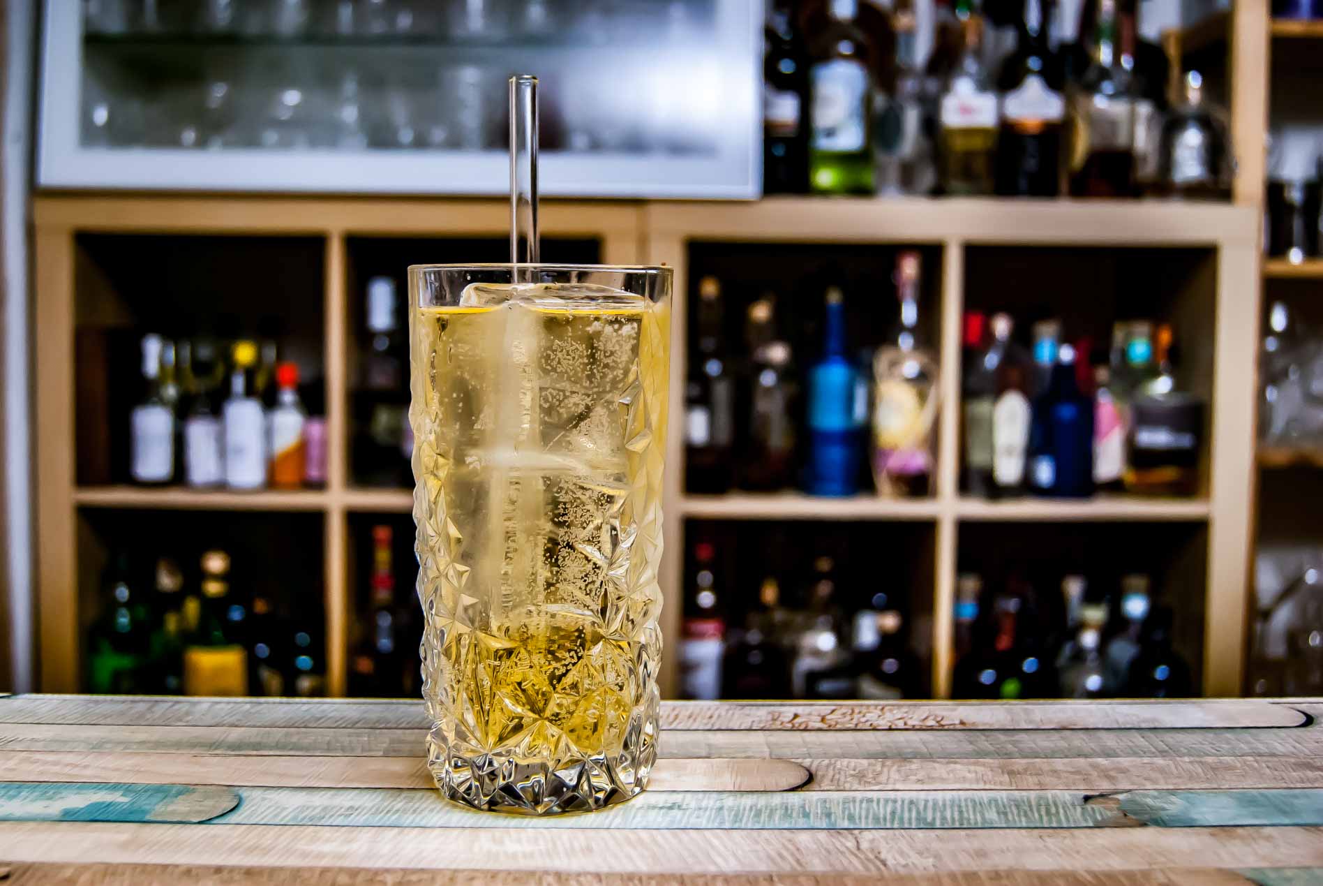 Un whisky highball fait avec rien de plus que de l'eau froide et du whisky.