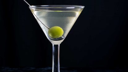 Ein Dirty Martini mit Gin, Wermut und Olivenlake.