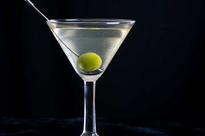 Ein Dirty Martini mit Gin, Wermut und Olivenlake.