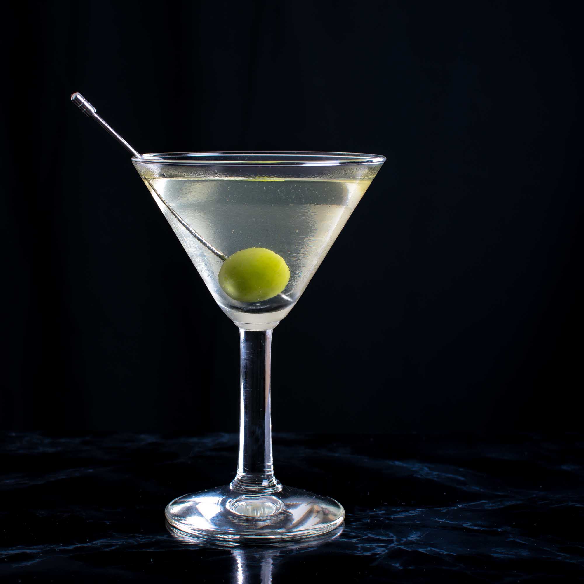 Un Dirty Martini avec du gin, du vermouth et de la saumure d'olive.