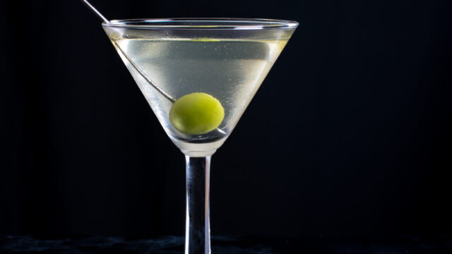 Ein Martiniglas mit der beinahe schon ikonischen Olive darin.