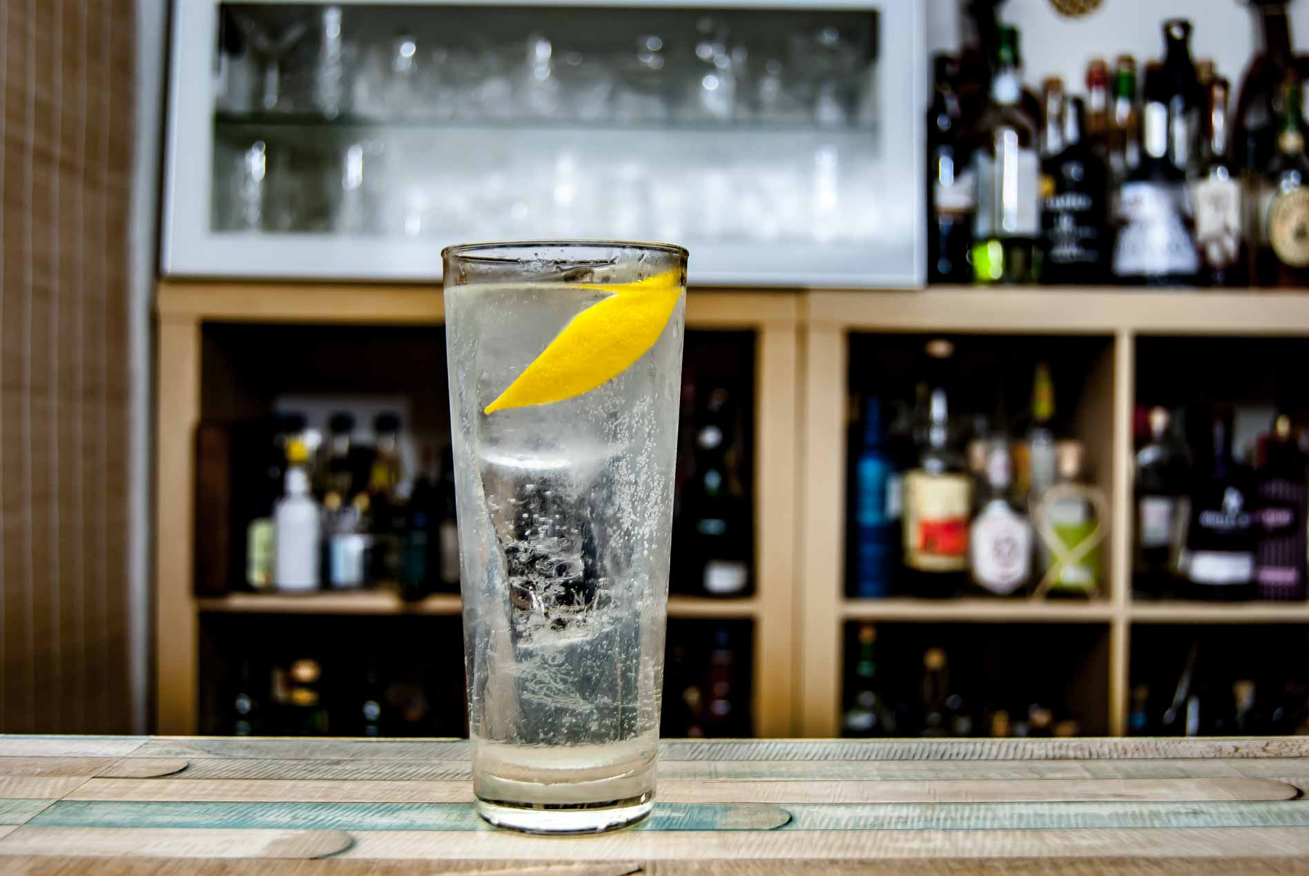 Un gin fizz classique à base de gin, d'eau, de sucre et de citron.