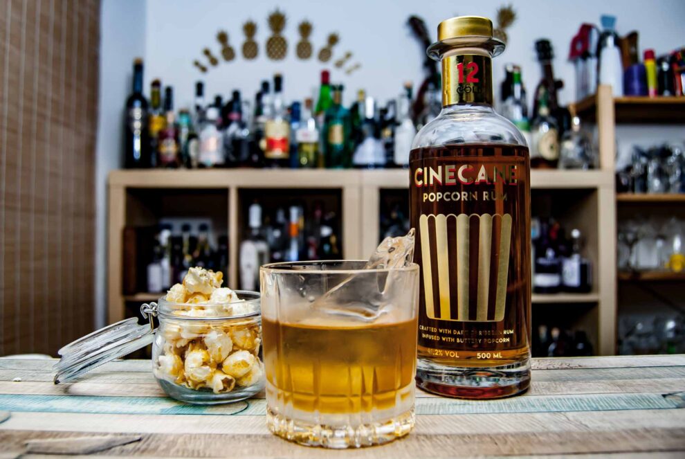 Cinecane Rum 12 in einem Old Fashioned Cocktail.
