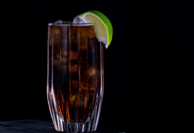 Der Long Island Iced Tea besteht aus Cola, Rum, Tequila, Triple Sec, Wodka, Gin und Limettensaft.