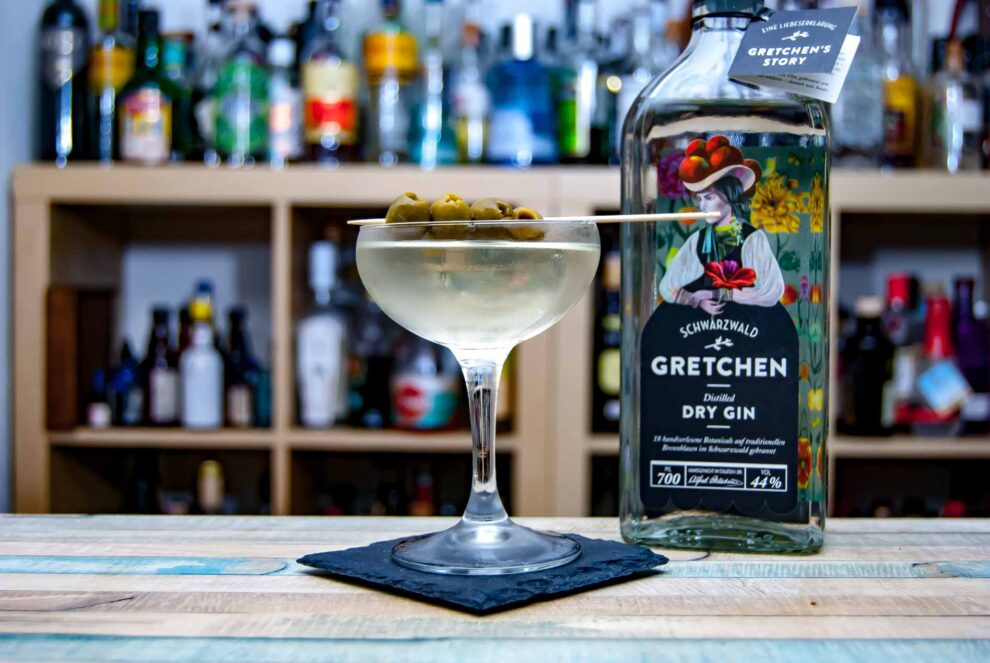 Gretchen Gin im Dirty Martini mit Oliven.