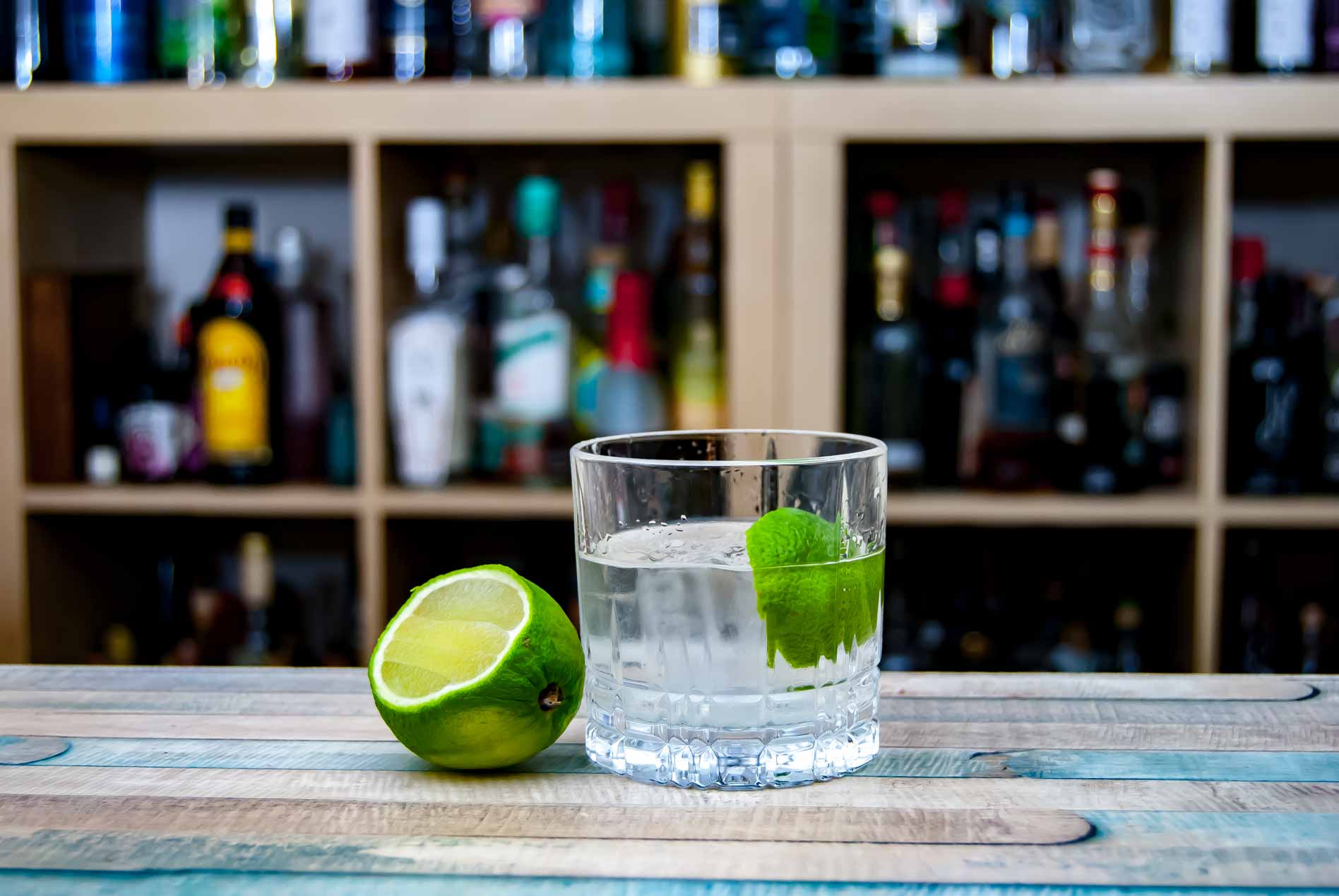 Un ti punch est un verre d'alcool mal brassé, avec du sucre et une tranche de citron vert.  Mais en tout bon.