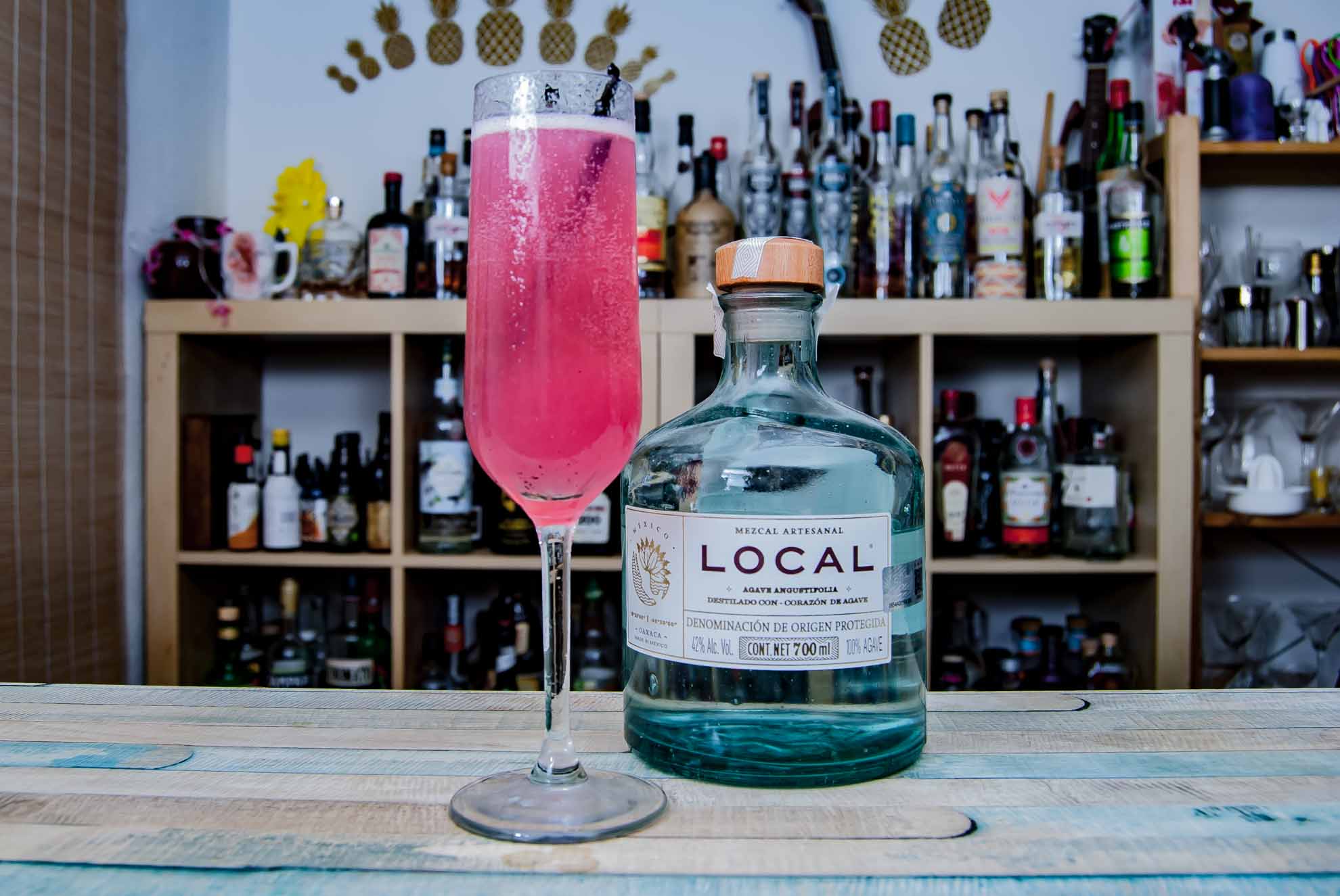 Mezcal Local in Sparkling Sol Cocktail - Old Cuban Style avec de l'hibiscus au lieu de la menthe.