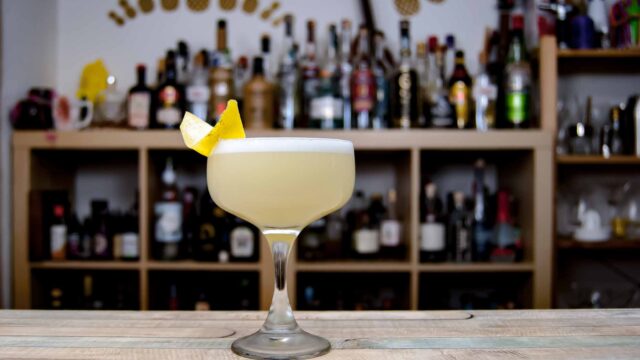 Die White Lady ist ein Cocktail aus Gin, Cointreau, Zuckersirup und Zitrone.