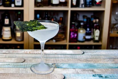 Ein Sake Martini mit Nori-Alge als Garnish.