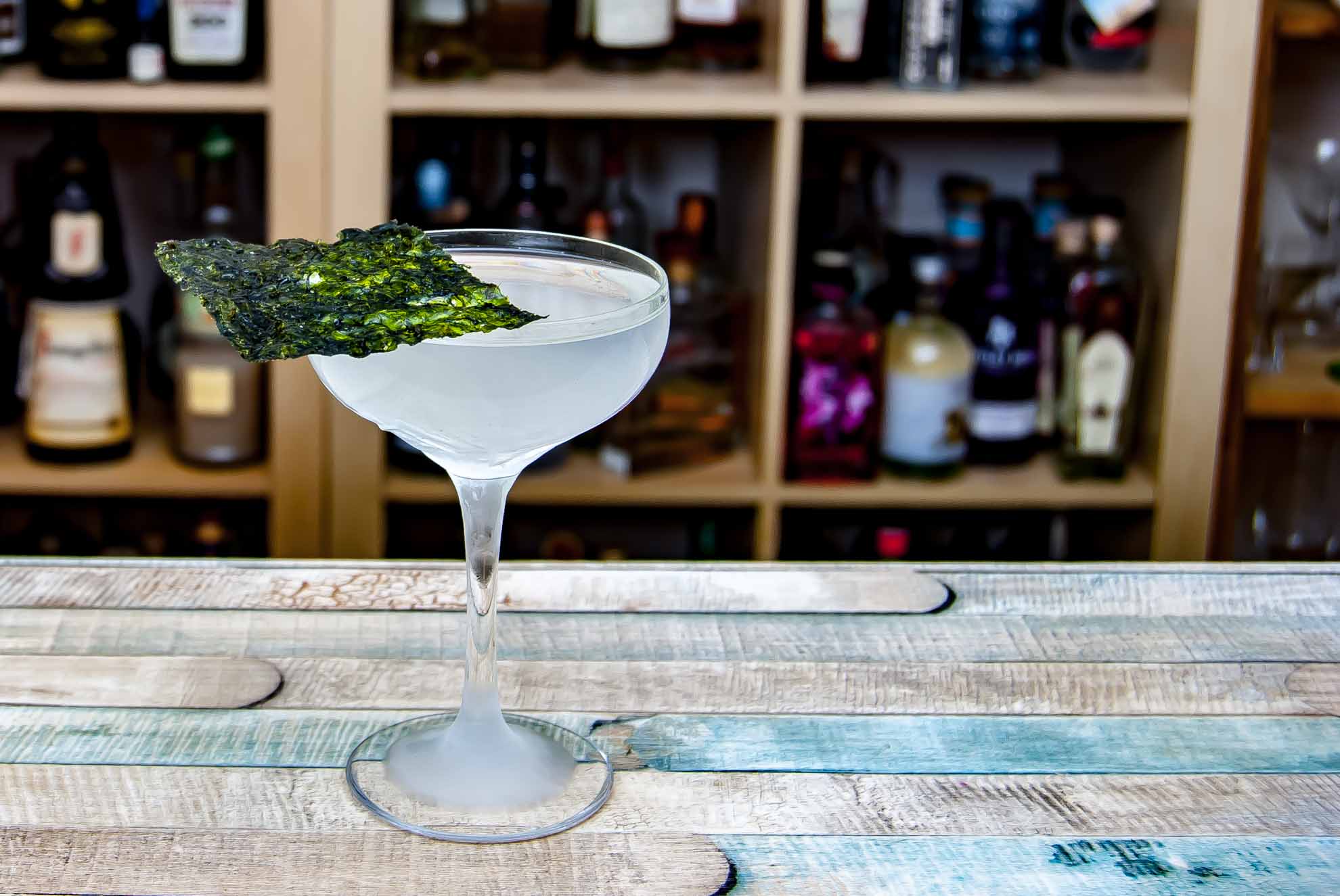 Un saké martini avec des algues nori comme garniture.