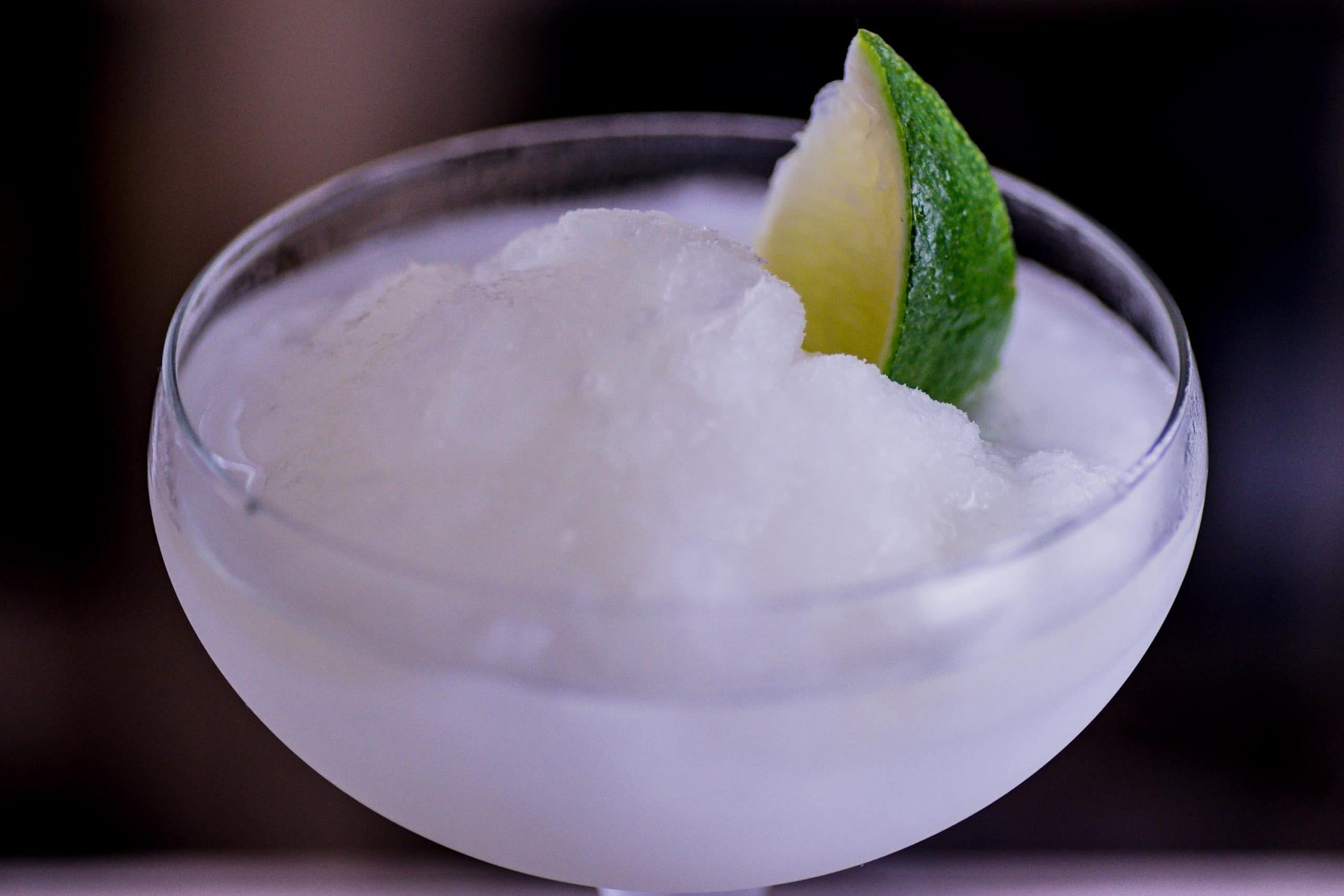 Ein Frozen Margarita-Cocktail mit Limettenhai.