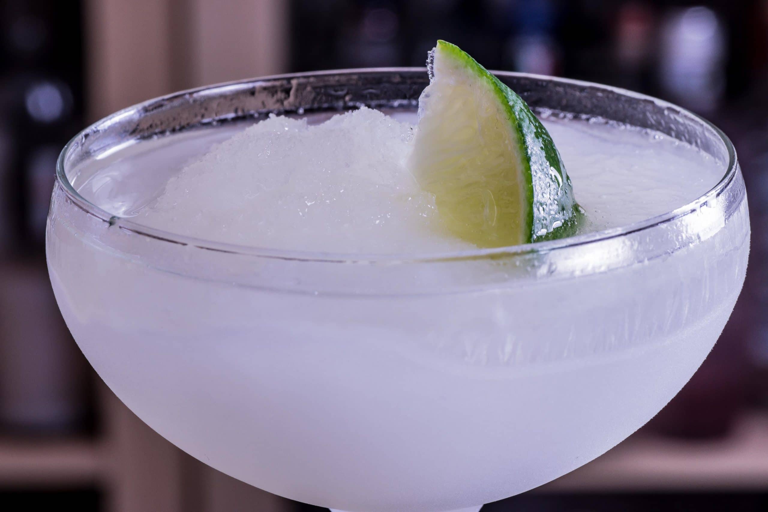 Ein Frozen Margarita-Cocktail mit Limettenhai.