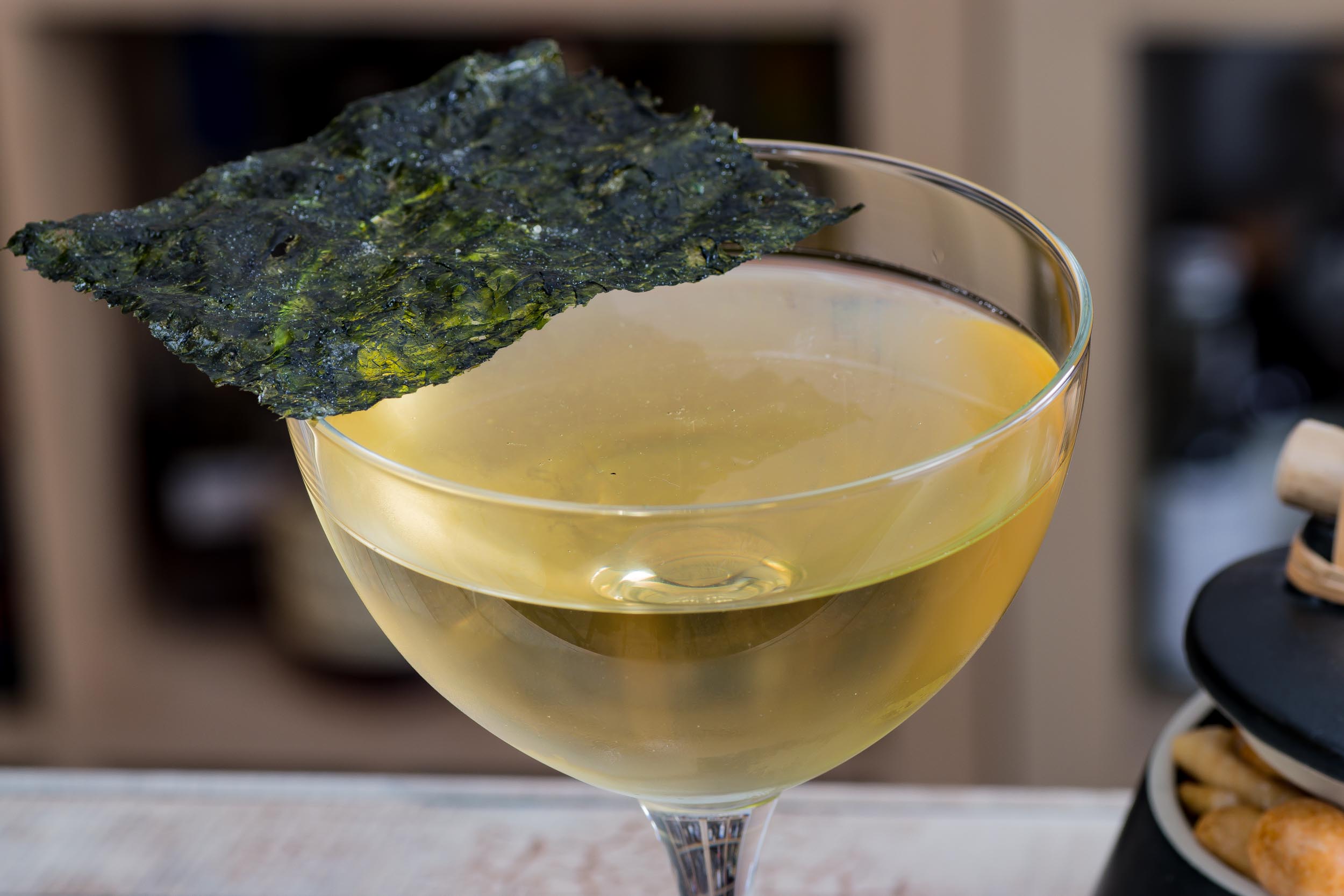 Le cocktail Bob Harris avec garniture d'algues nori.