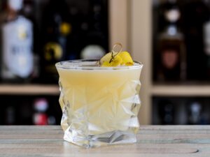 Ein Penicillin Cocktail mit Islay Scotch, mehr Scotch, Ingwer und Honig.