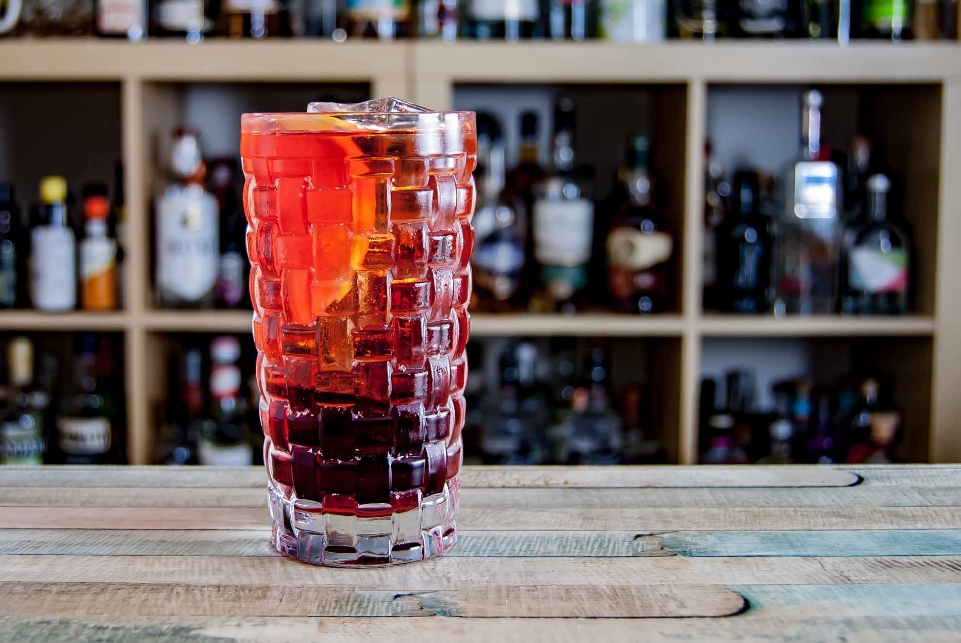 La boisson apéritive Americano se compose de vermouth sucré, de campari et de soda.