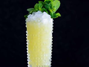 Der Chartreuse Swizzle Cocktail mit Chartreuse, Falernum und Ananassaft.
