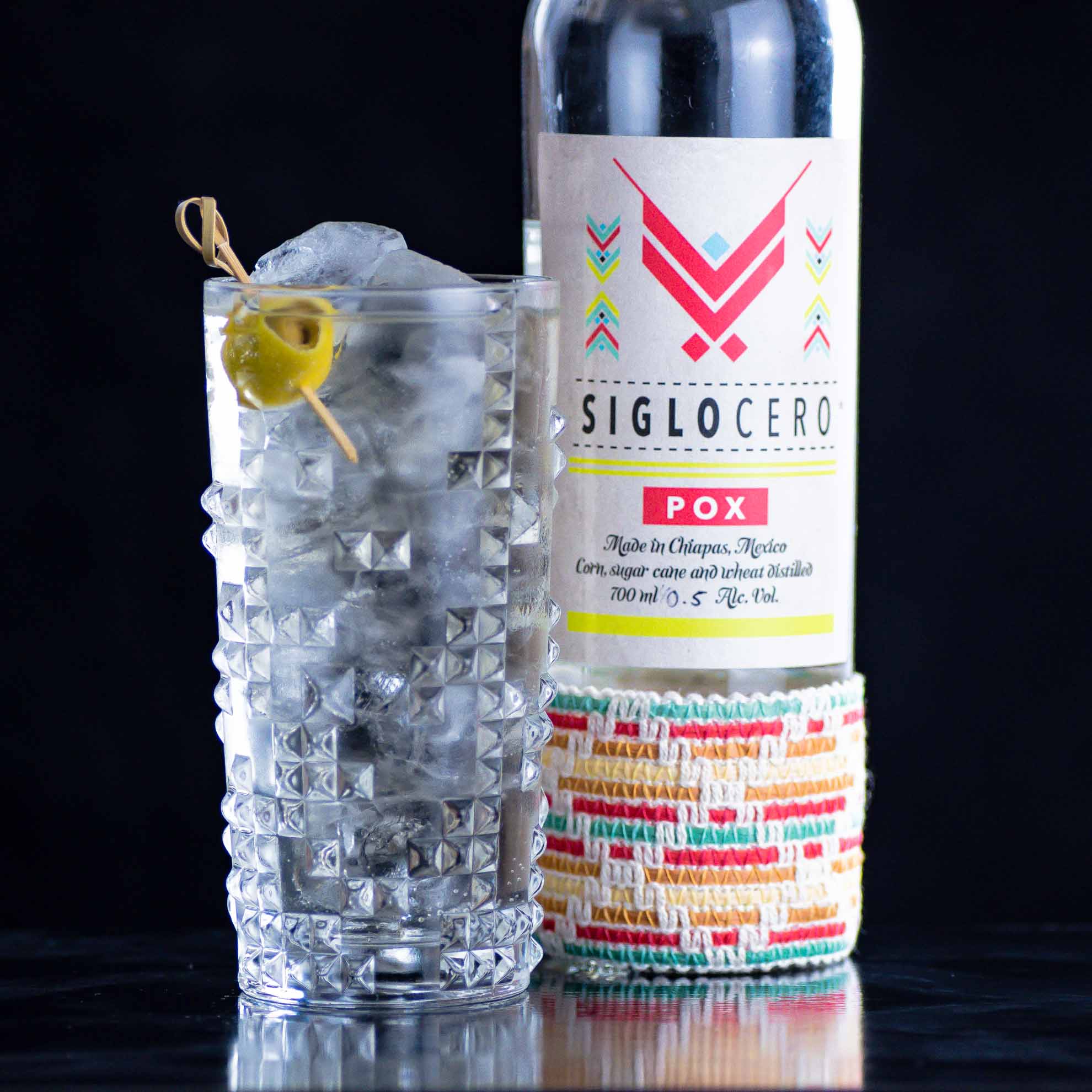 Nous mélangeons l'un de nos highballs Dirty Martini les plus excitants du test avec Siglo Cero Pox au lieu de gin.