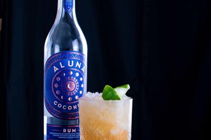 Aluna Coconut Rum im Coconut Doppelgänger Cocktail, einem Mai Tai-"Twist".