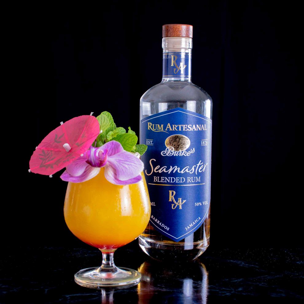 Rum Artesanal Burke's Seamaster Blended Rum in einem ziemlich Mango-lastingen Tiki-Monster.