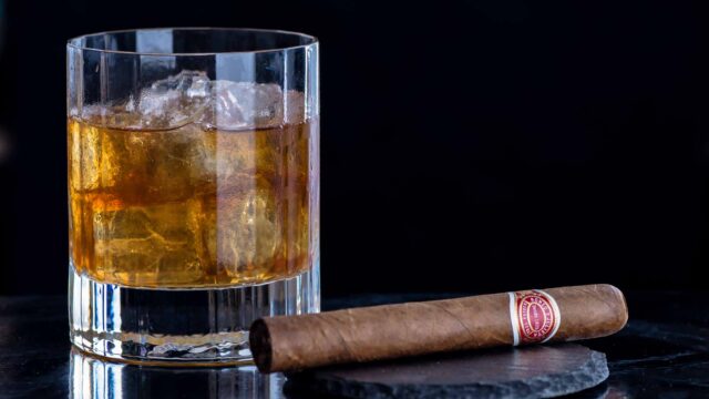 Ein Old Fashioned mit kubanischem Rum, dazu eine kubanische Zigarre – mal was anderes als Foodpairing.