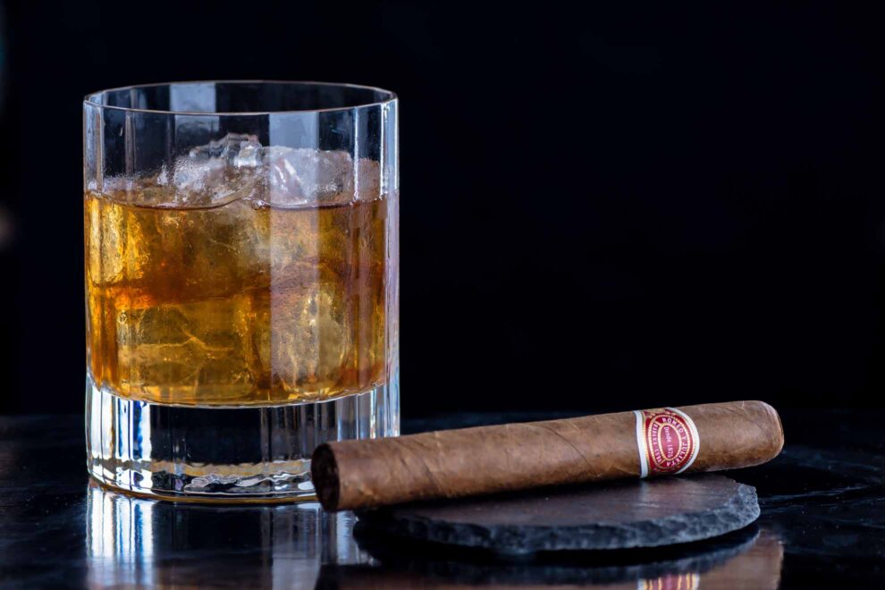 Ein Old Fashioned mit kubanischem Rum, dazu eine kubanische Zigarre – mal was anderes als Foodpairing.
