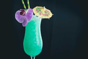 Der Blue Hawaii Cocktail mit Rum, Wodka und Blue Curaçao.