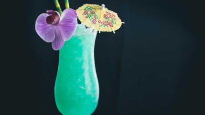 Der Blue Hawaii Cocktail mit Rum, Wodka und Blue Curaçao.