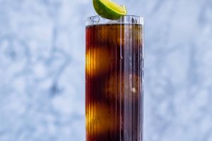 Ein Cuba Libre mit Rum, Cola, Limette.