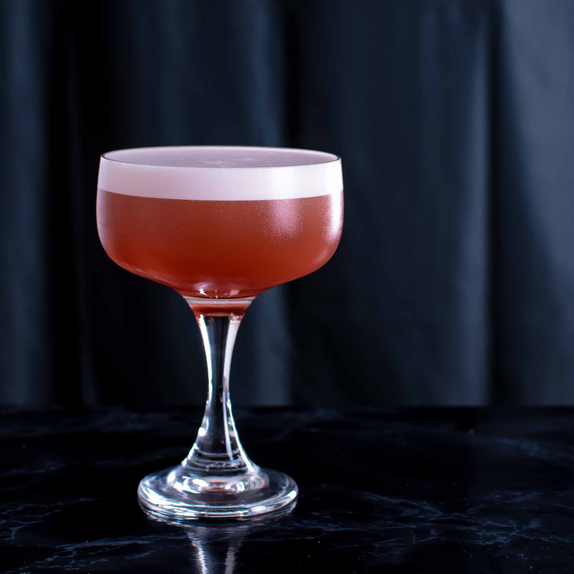 Gretchen Cherry Gin dans un cocktail de velours rouge.