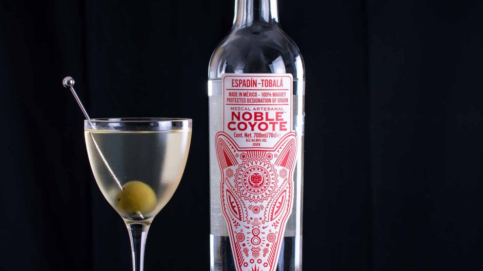 Noble Coyote Mezcal Espadin Tobala in einem Dirty Mezcal Martini.