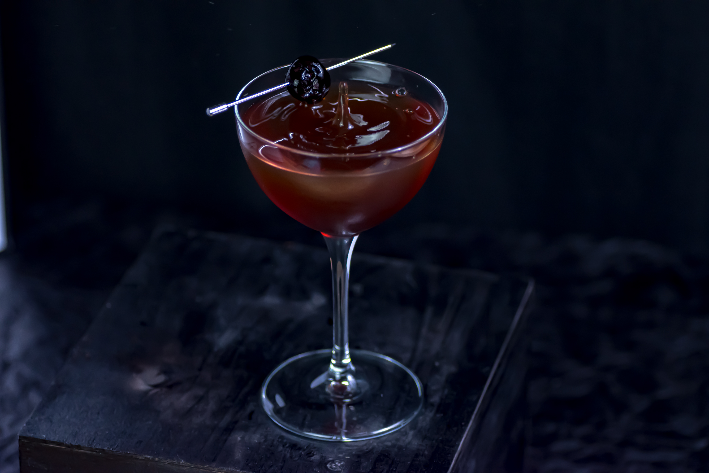 Ein Manhattan Cocktail mit Rye Whiskey, Wermut und einer Maraschino-Kirsche.