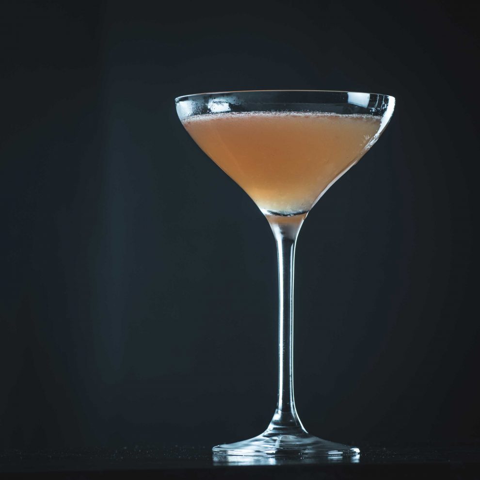 Ein Scofflaw Cocktail mit Rye Whiskey, trockenem Wermut, Grenadine, Zitrone und Orange Bitters.