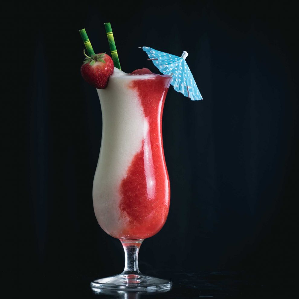 Ein Miami Vice Cocktail, zur Hälfte aus Pina Colada, zur Hälfte aus Strawberry Daiquiri.