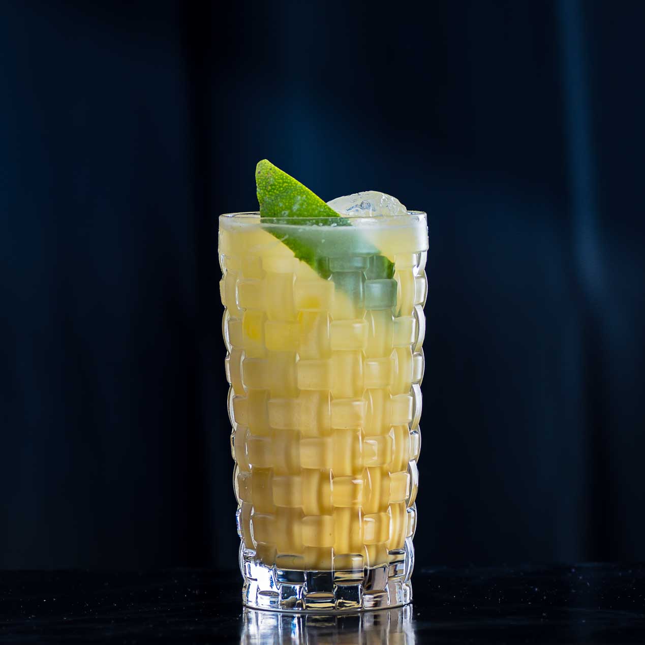 Un cocktail boule de neige avec du lait de poule Advocaat, du jus de citron vert et de la limonade.
