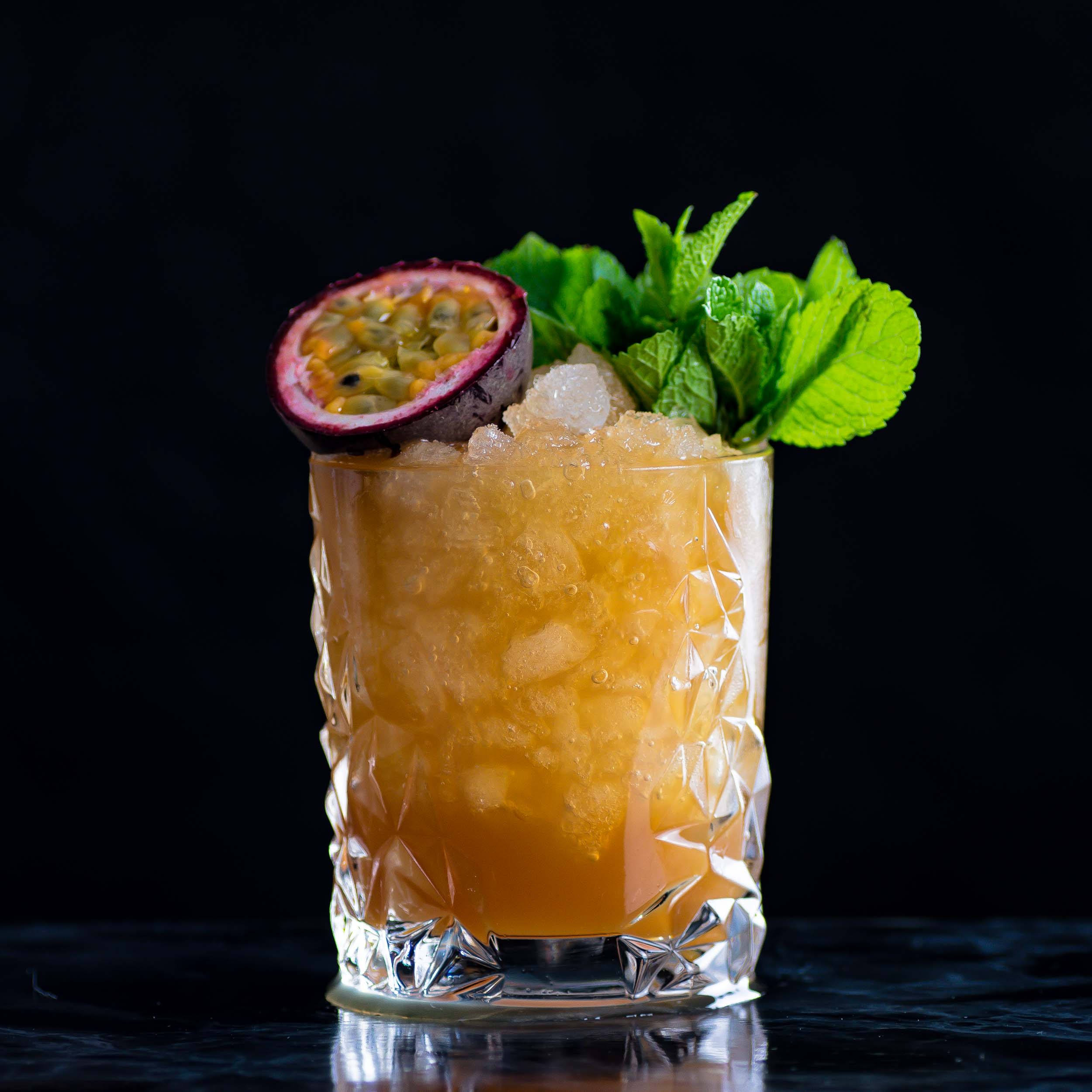 Der Turnbuckle Cocktail mit Rum und Cynar.