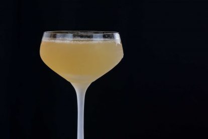 Ein Air Mail Cocktail mit Honig, Limette, Rum und Schampus.