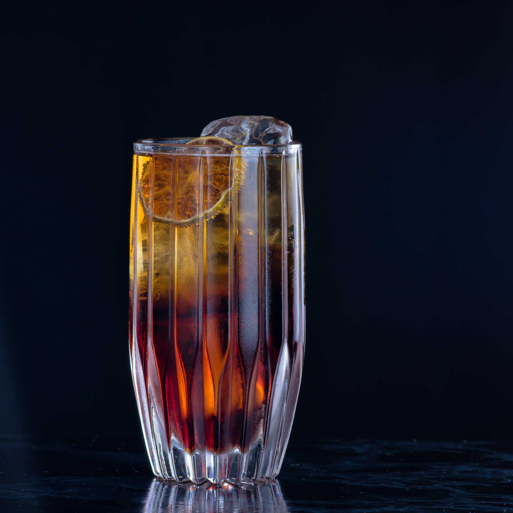 Un verre highball avec un cocktail dedans.